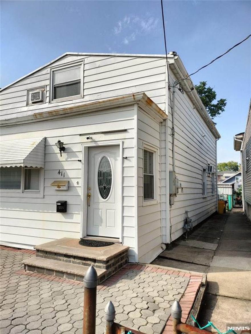 GREAT CITY, TAKE ADVANTAGE OF THIS HOUSE IN FAIRVIEW, HOUSE HAS A LOT OF POTETIAL TO TRANSFORM IT INTO YOUR DREAM HOME IN A GREAT TOWN IN BERGEN COUNTY. CLOSE TO EVERYTHING, SHOPS, RESTAURANTS, CLOSE TO NYC. NEAR PARKS AND ENTERTAINMENT ANF GREAT SCHOOLS.