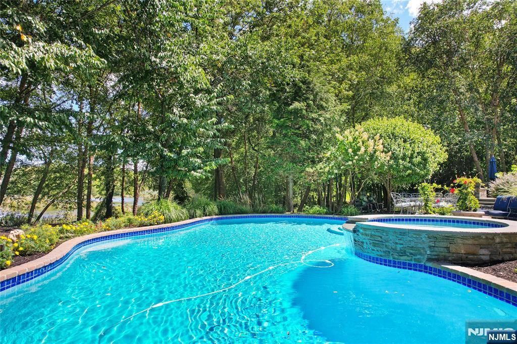 Photo of 309 Waterview Drive, Franklin Lakes, NJ 07417 (MLS # 26014317)