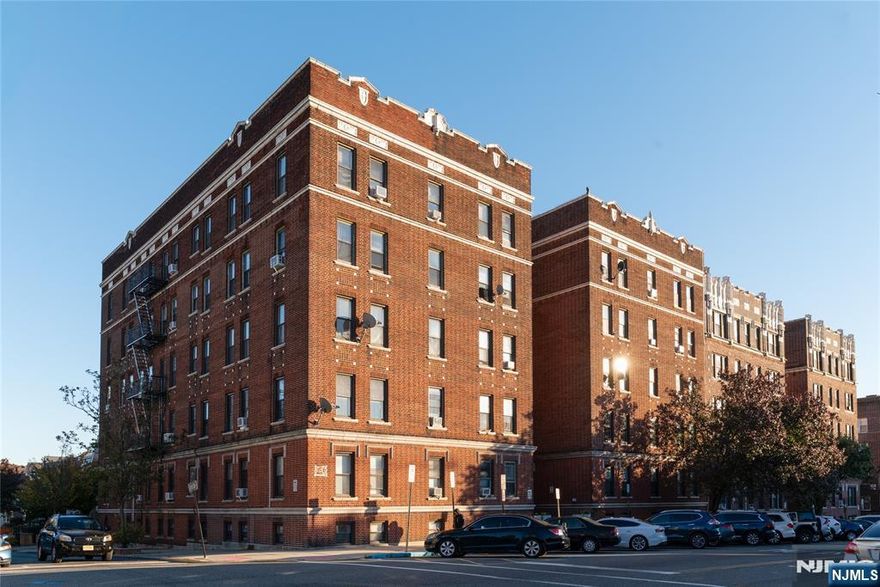 Stop the search. This is the one. Renovated 1 bedroom plus den apartment in a well maintained building located in the best area of North Bergen. Renovated kitchen and bathroom and all new floors. Very bright apartment with lots of windows and in the third floor of an elevator building. Laundry and storage area in the basement. Located in the Woodcliff area, a couple of blocks away from James Braddock park, one block away from Blvd East with all buses into Manhattan. Stores, restaurants and schools one block away and to make it better, this building is pet friendly. Call before is gone