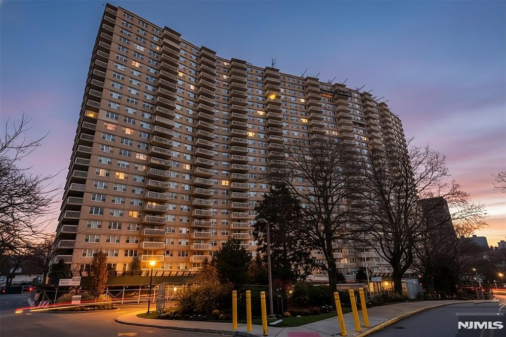 Photo of 555 North #8N, Fort Lee, NJ 07024 (MLS # 25041990)