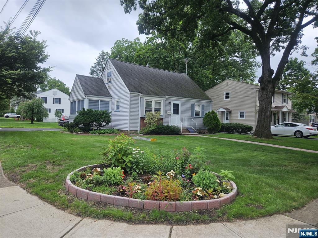 Rental Property at 417 Sheffield Rd, Ridgewood, New Jersey - Bedrooms: 4 
Bathrooms: 2 
Rooms: 6  - $4,000 MO.