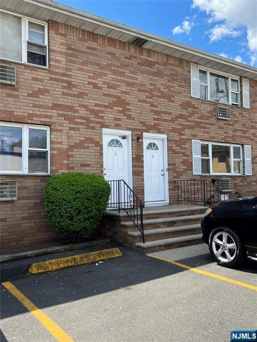 NICE APARTMENT AT CONDO LOCATED IN QUIET RESIDENTIAL AREA, 1 BEDROOM, 1 LIVING ROOM, KITCHEN, 1 FULL BATH. LAUNDRY IN THE BASEMENT. 1 PARKING. THE TENANT PAYS ONLY ELECTRICITY. LANDLORD PAY UTILITIES, HEAT, WATER.