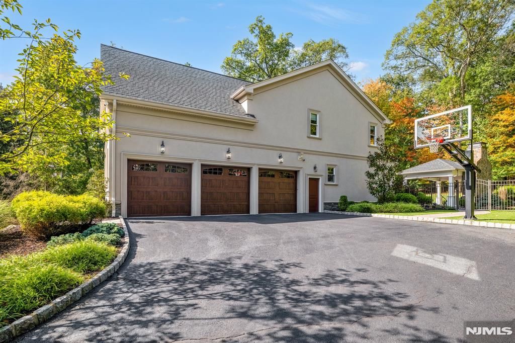 Photo of 7 Brookside Drive, Upper Saddle River, NJ 07458 (MLS # 26001282)