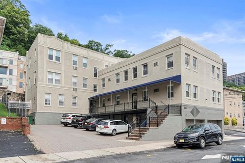 Photo of 280 Undercliff Ave #7, Edgewater, NJ 07020 (MLS # 26005096)