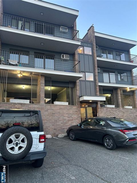 Photo of 148 Undercliff Ave #2, Edgewater, NJ 07020 (MLS # 26003322)