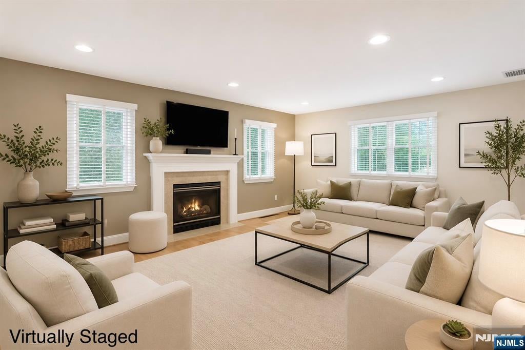 15 Colonial Road