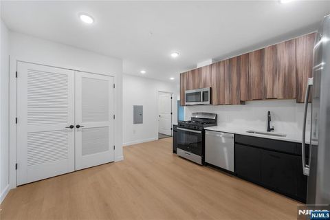 Photo of 768 Bergen St #4D, Newark, NJ 07108 (MLS # 25038537) Photo of 768 Bergen St #4D, Newark, NJ 07108 (MLS # 25038537)
