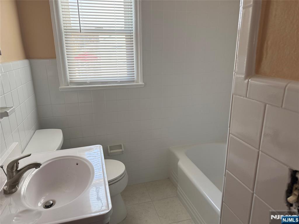 Lodi, New Jersey 07644, United States, 2 Bedrooms Bedrooms, ,1 BathroomBathrooms,Residential,Pending,189507