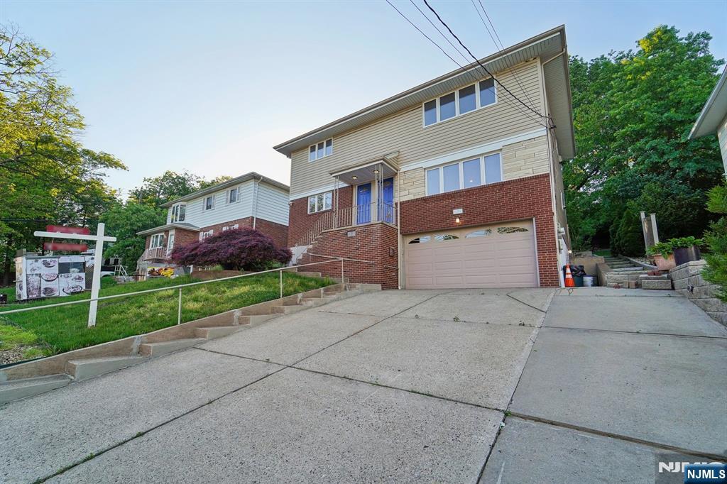 396 Oak St, Ridgefield, New Jersey - 6 Bedrooms  
2 Bathrooms  
11 Rooms - 