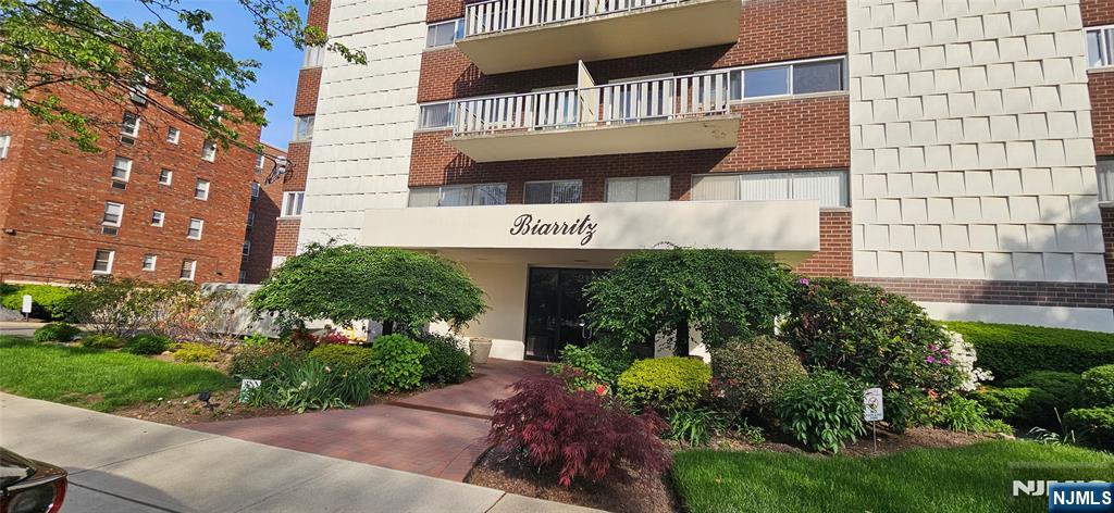 2180 Center Ave 4D, Fort Lee, New Jersey - 2 Bedrooms  
1 Bathrooms  
5 Rooms - 
