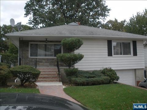 Photo of 1038 Inwood Ter, Fort Lee, NJ 07024 (MLS # 26002967)