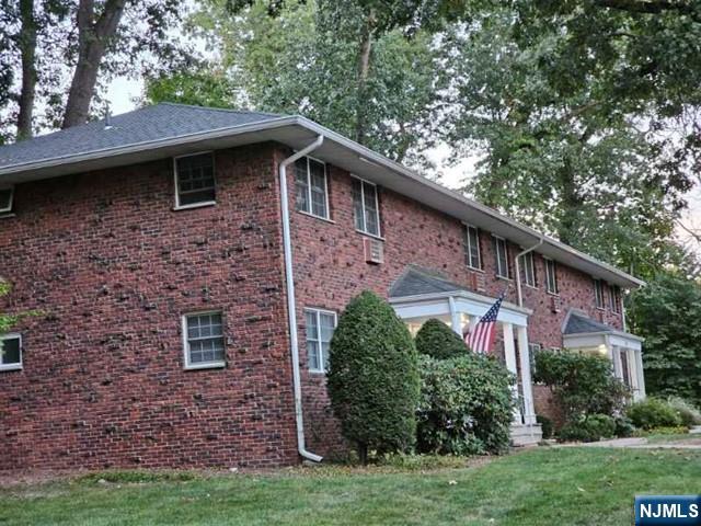 1008 Washington Drive, Ramsey, New Jersey - 2 Bedrooms  
1 Bathrooms - 