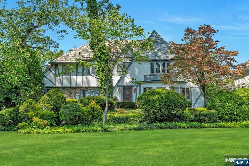 Photo of 350 Highland Avenue, Ridgewood Village, NJ 07450 (MLS # 25034368)