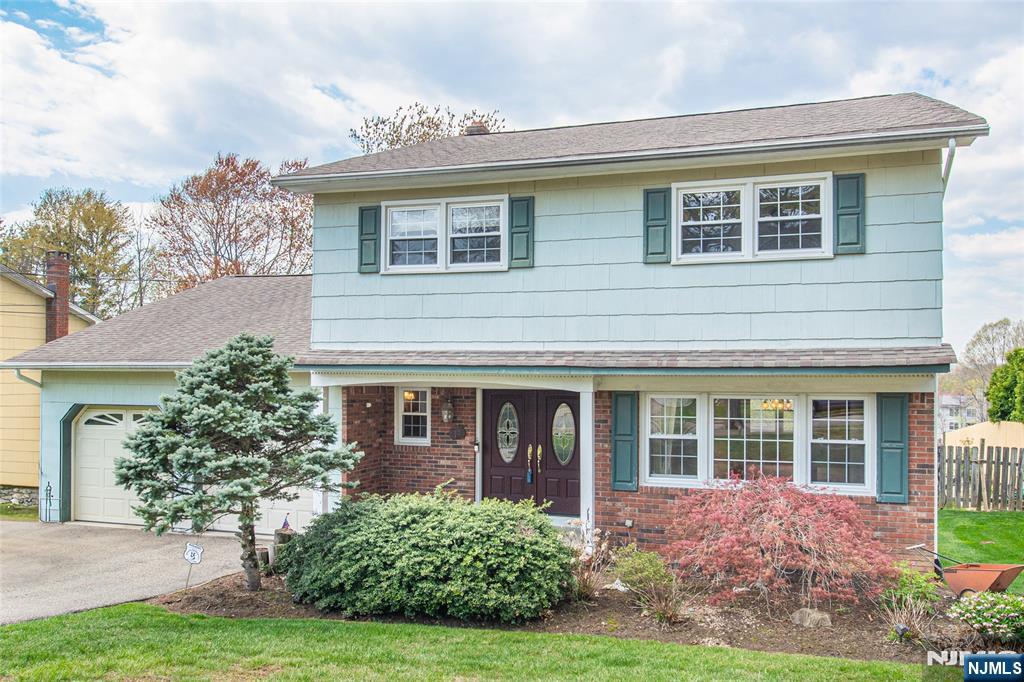 Property for Sale at 17 Schirra Drive, Wanaque, New Jersey - Bedrooms: 4 
Bathrooms: 3 
Rooms: 13  - $599,118