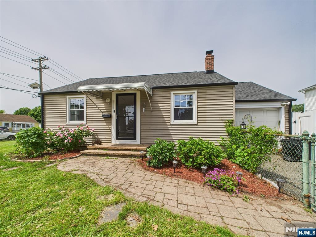 14 Midland, Fair Lawn, New Jersey - 2 Bedrooms  
2 Bathrooms  
5 Rooms - 