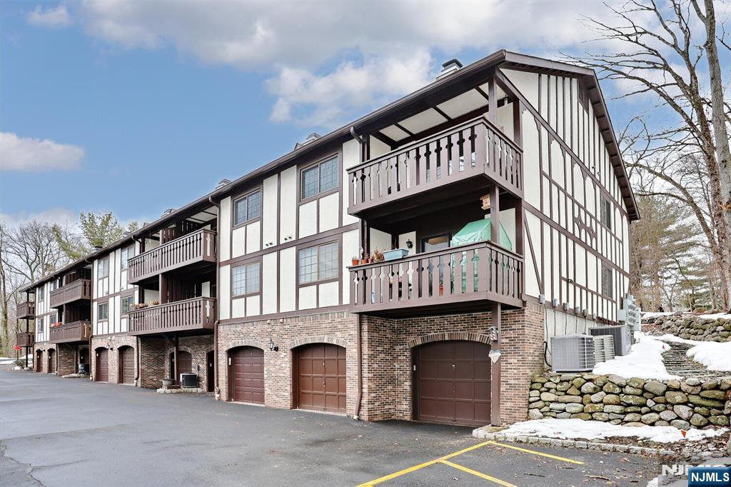 302 Mark Twain Way 302