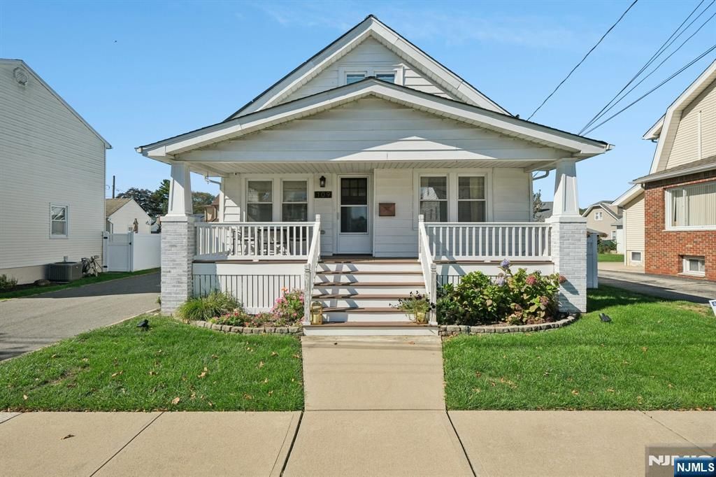 Photo of 109 Washington Place, Totowa, NJ 07512 (MLS # 25037866)