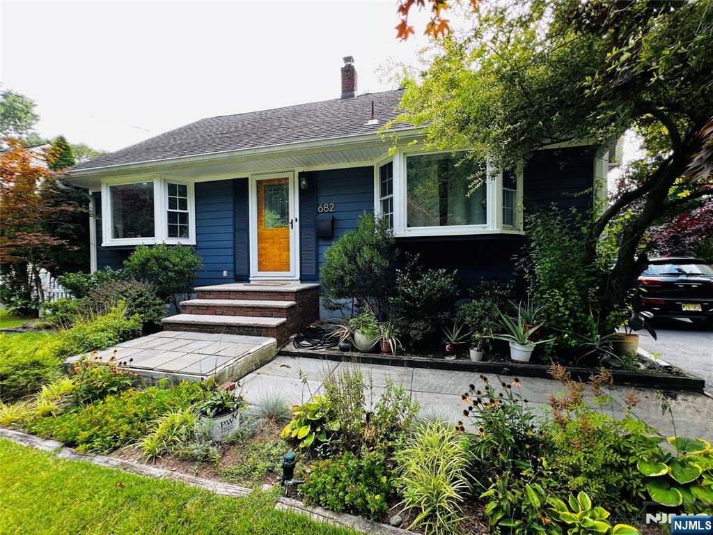 682 Grove St, Ridgewood, New Jersey - 4 Bedrooms  
2 Bathrooms  
9 Rooms - 