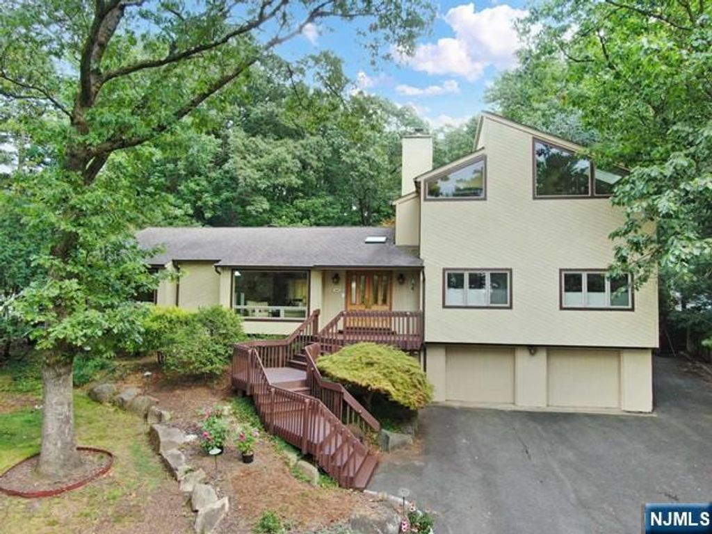 Photo of 405 Highview Road, Englewood, NJ 07631 (MLS # 25034738)