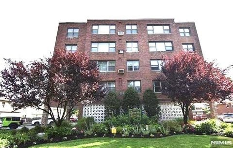 Photo of 275 Hoym St #2E, Fort Lee, NJ 07024 (MLS # 26009375)