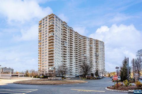 Photo of 2000 Linwood Avenue #14N, Fort Lee, NJ 07024 (MLS # 26009815)