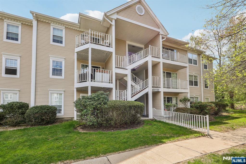 Property for Sale at 142 Raintree Lane, Mahwah, New Jersey - Bedrooms: 2 
Bathrooms: 1  - $359,000