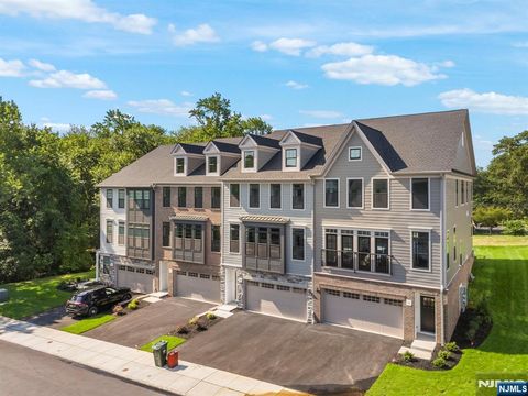 Photo of 4 Goldfinch Drive, Upper Saddle River, NJ 07458 (MLS # 25026015)