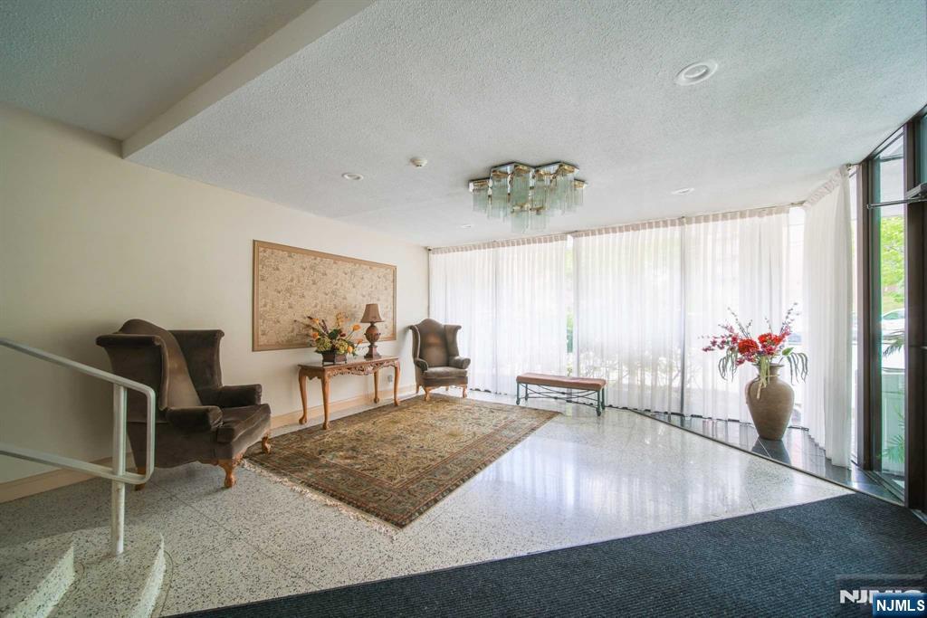 2352 Linwood Avenue 5A