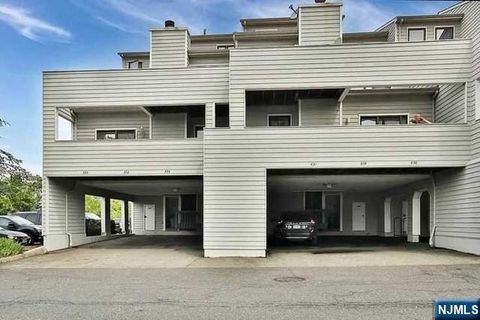 833 TOPSAIL Lane 833 Secaucus NJ 07094