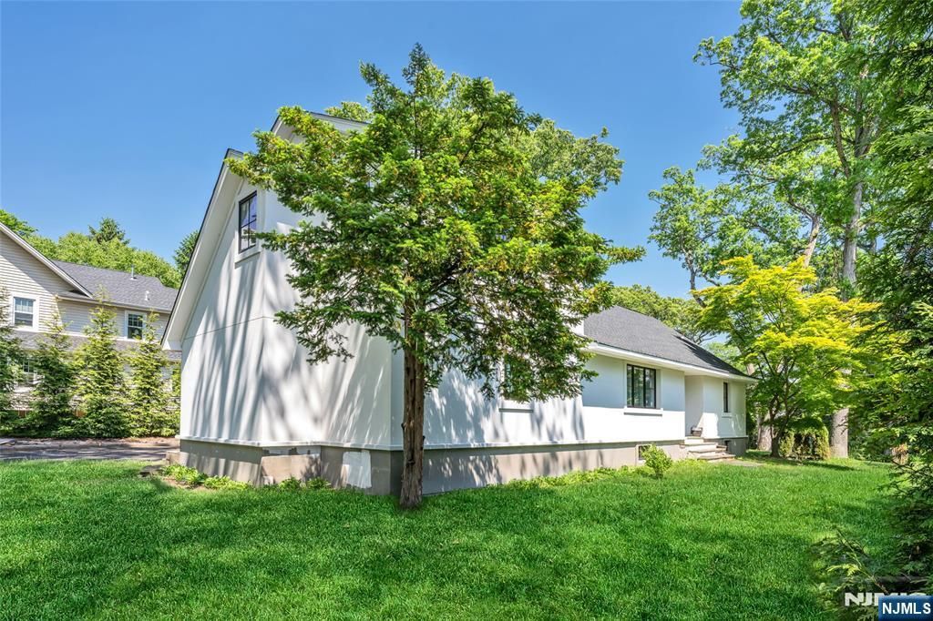 Photo of 259 W Glen Avenue, Ridgewood Village, NJ 07450 (MLS # 26018386)