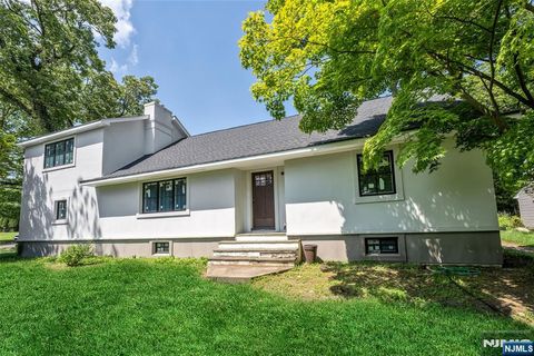 Photo of 259 W Glen Avenue, Ridgewood Village, NJ 07450 (MLS # 26018386)