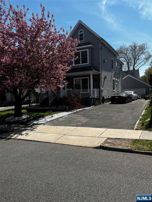 320 Harrison Ave 1, Hasbrouck Heights, New Jersey - 2 Bedrooms  
2 Bathrooms  
7 Rooms - 