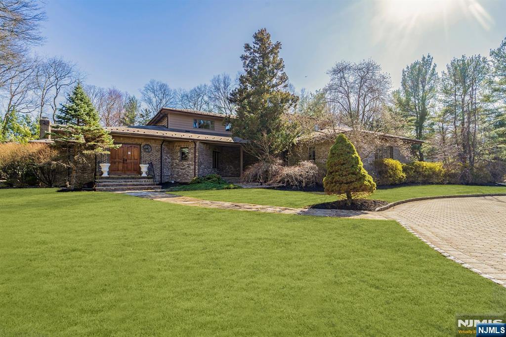 Property for Sale at 23 Trotters Lane, Mahwah, New Jersey - Bedrooms: 5 
Bathrooms: 6 
Rooms: 12  - $1,600,000