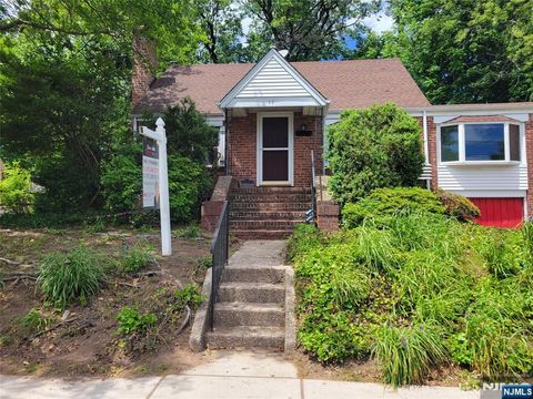 17 Danna Way Saddle Brook NJ 07663