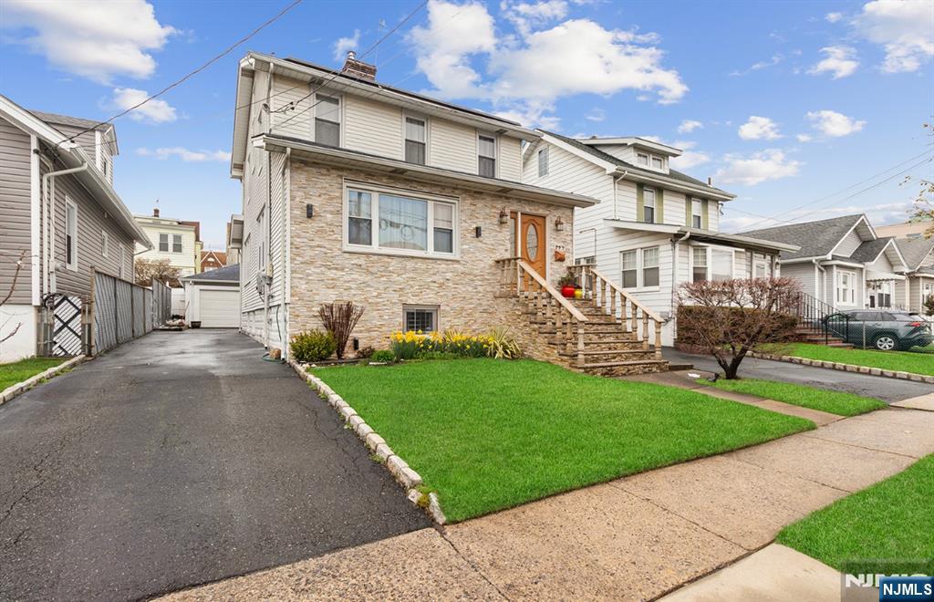 295 Argyle Place, Kearny, New Jersey - 4 Bedrooms  
3 Bathrooms  
13 Rooms - 