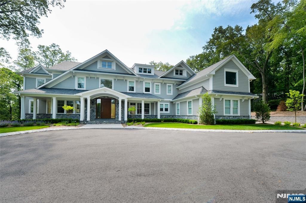 Photo of 789 Colonial Road, Franklin Lakes, NJ 07417 (MLS # 25019326)