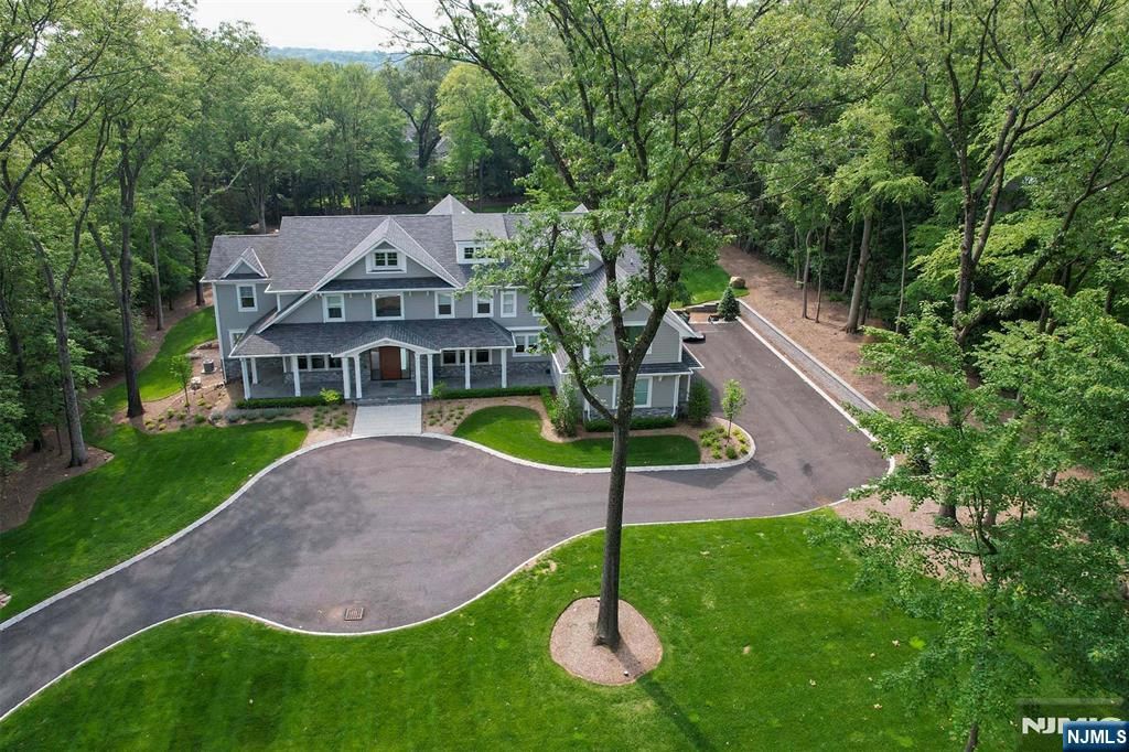 Photo of 789 Colonial Road, Franklin Lakes, NJ 07417 (MLS # 25019326)