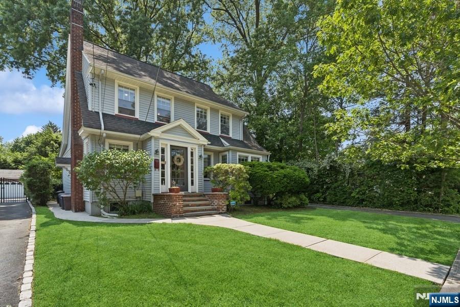 Property for Sale at 174 Garfield Place, Maplewood, New Jersey - Bedrooms: 3 
Bathrooms: 4 
Rooms: 9  - $899,000