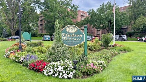 Photo of 2333 Hudson Ter #E5, Fort Lee, NJ 07024 (MLS # 26032540)