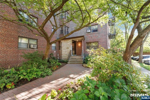 Photo of 410 Fairview Avenue #4J, Fort Lee, NJ 07024 (MLS # 26038233)