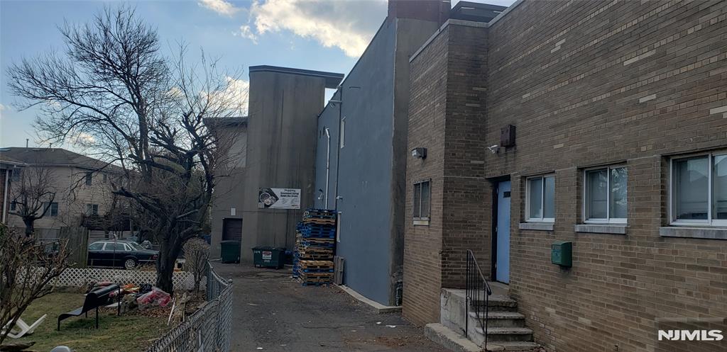 132 Bergen Boulevard