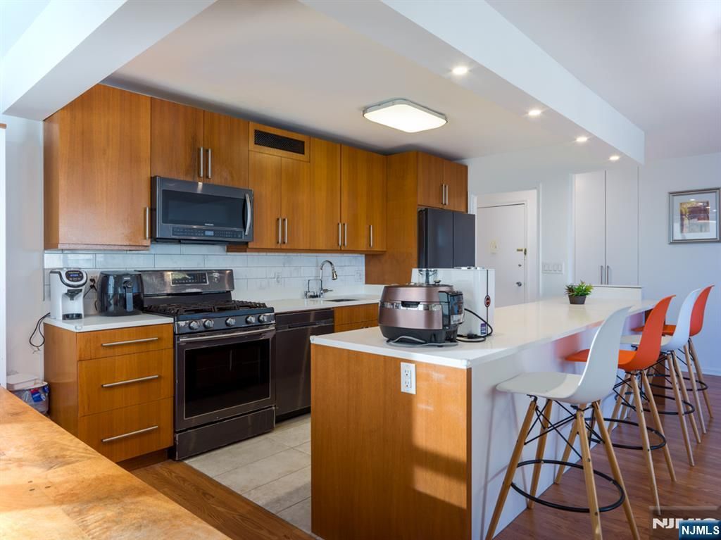 Photo of 2100 Linwood Avenue #15K, Fort Lee, NJ 07024 (MLS # 25036651)