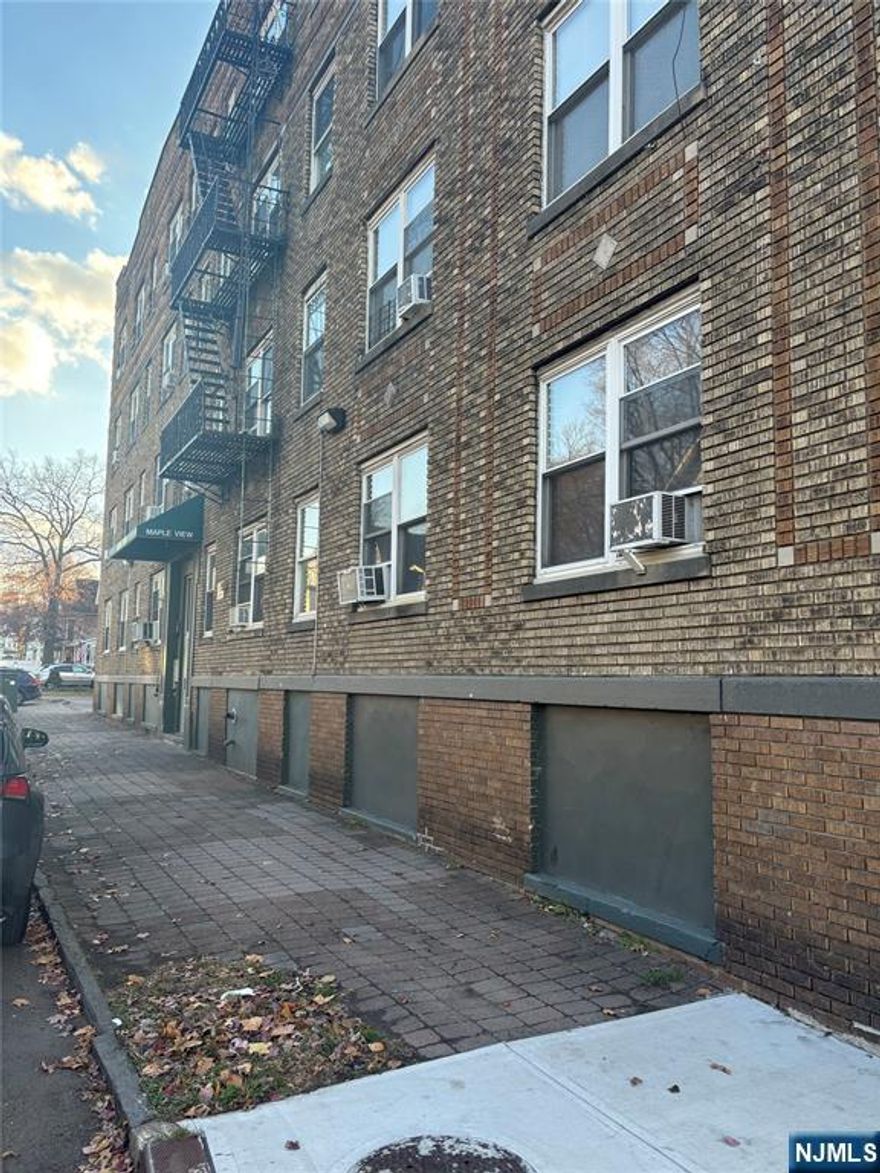 Great for investors with rental Income potential. Vacant ready to move in. Parking included.