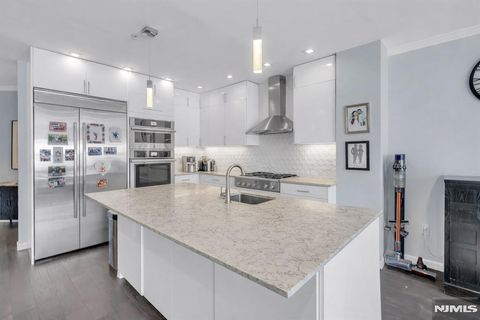 Photo of 314 The Promenade, Edgewater, NJ 07020 (MLS # 26008676)