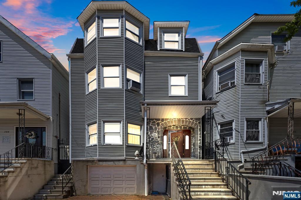 300 N 7th Street, Newark, New Jersey - 8 Bedrooms  
4 Bathrooms  
16 Rooms - 