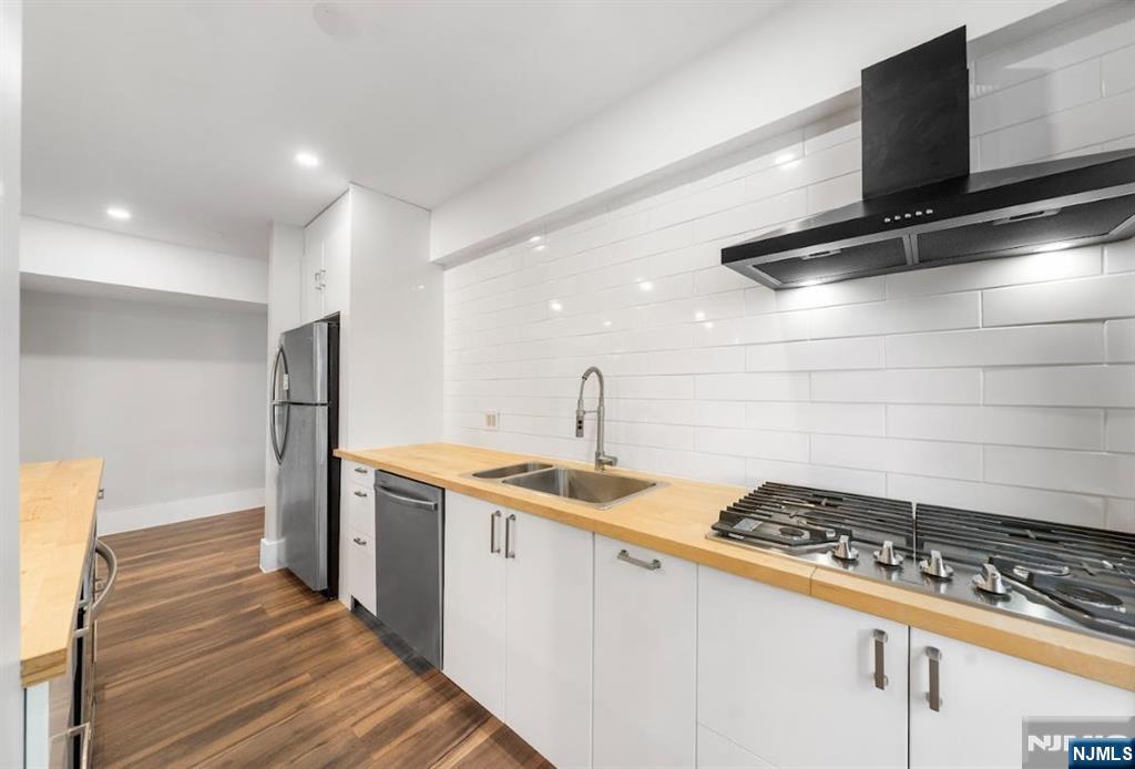 3061 Edwin Avenue 4G