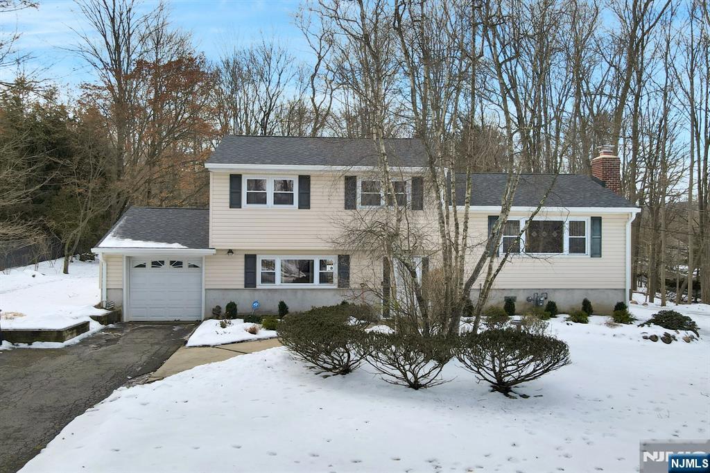 Property for Sale at 4 Cherokee Trail, Oakland, New Jersey - Bedrooms: 3 
Bathrooms: 2 
Rooms: 8  - $639,900