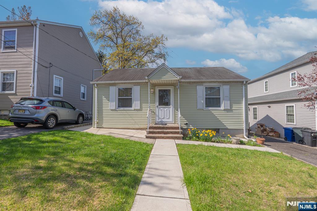 Property for Sale at 22 Franklin Avenue, Hasbrouck Heights, New Jersey - Bedrooms: 2 
Bathrooms: 2 
Rooms: 6  - $425,000