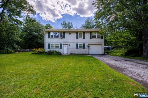 Photo of 103 Alturas RD, Vernon, NJ 07422 (MLS # 26034385)