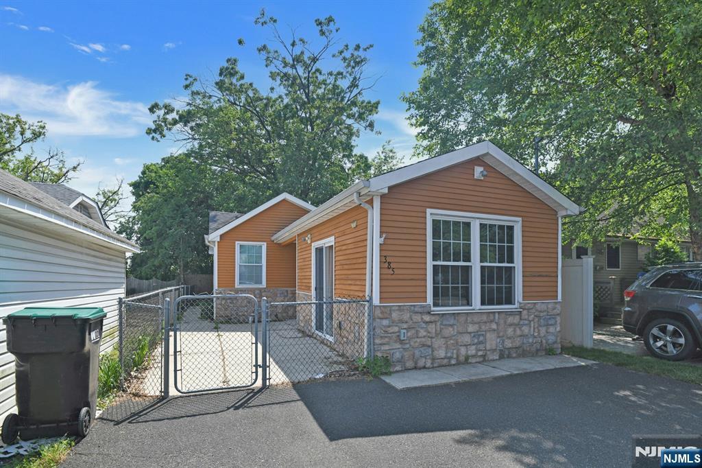 385 Shoreland Circle